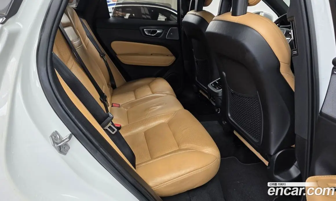 Volvo XC60 2018 2.0 автомат (гидро), фото 11