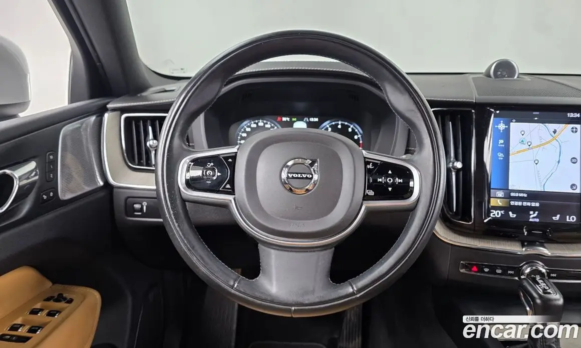 Volvo XC60 2018 2.0 автомат (гидро), фото 12