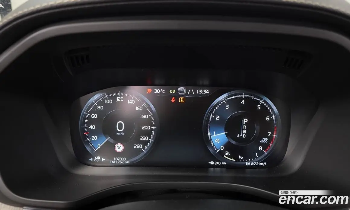 Volvo XC60 2018 2.0 автомат (гидро), фото 8