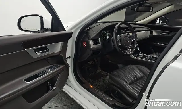 Jaguar XF 2018 2.0 автомат (гидро), миниатюра 11