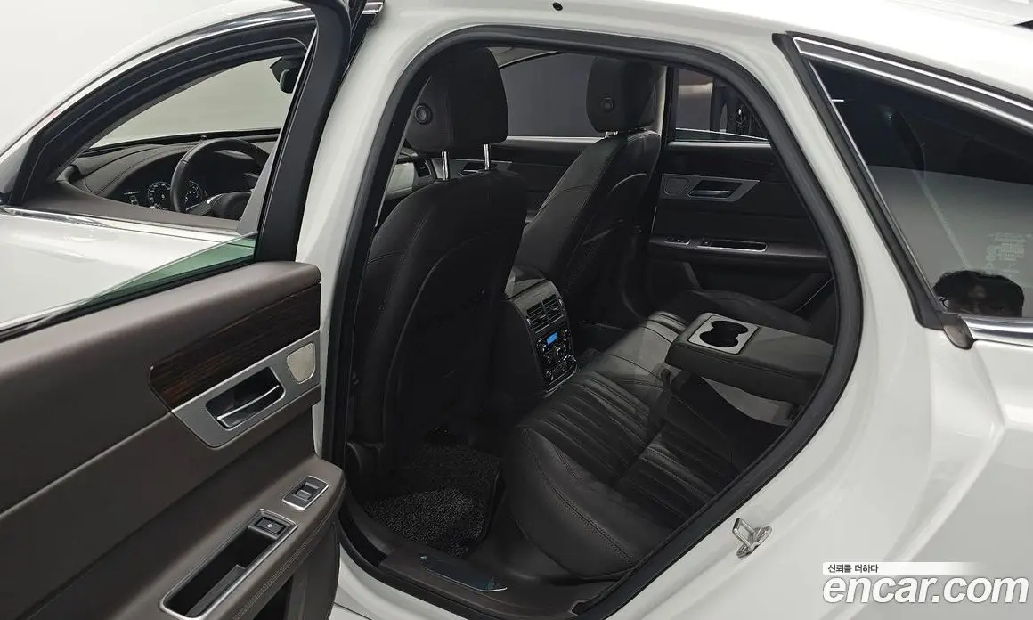 Jaguar XF 2018 2.0 автомат (гидро), фото 12