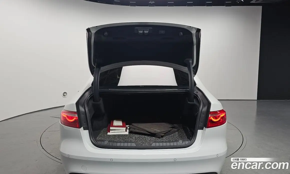 Jaguar XF 2018 2.0 автомат (гидро), фото 20