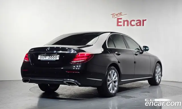 Mercedes-Benz E-Class 2019 2.0 автомат (гидро), миниатюра 2