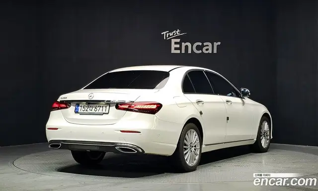 Mercedes-Benz E-Class 2023 2.0 автомат (гидро), миниатюра 2