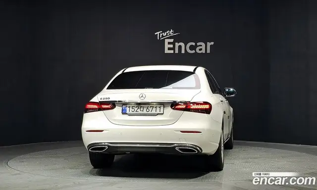 Mercedes-Benz E-Class 2023 2.0 автомат (гидро), миниатюра 4