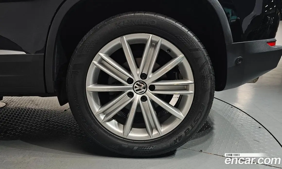 Volkswagen Tiguan 2012 2.0 автомат (гидро), фото 6