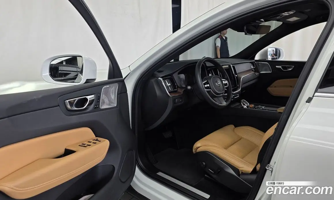Volvo XC60 2021 2.0 автомат (гидро), фото 13