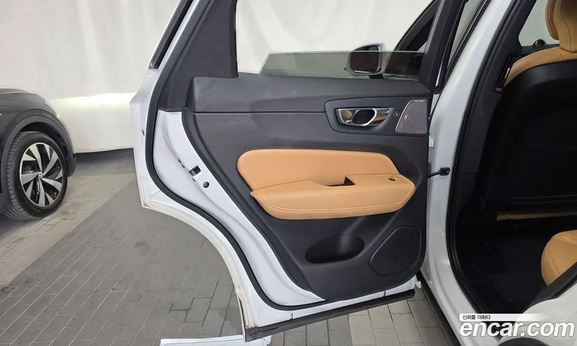 Volvo XC60 2021 2.0 автомат (гидро), фото 15