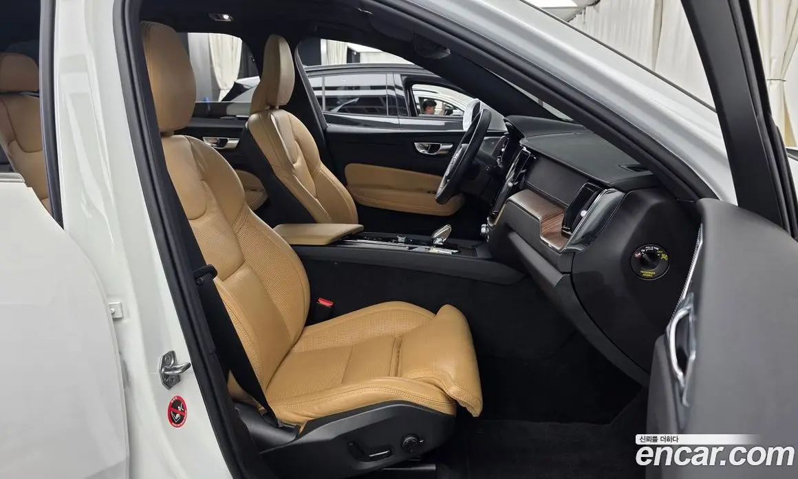 Volvo XC60 2021 2.0 автомат (гидро), фото 17