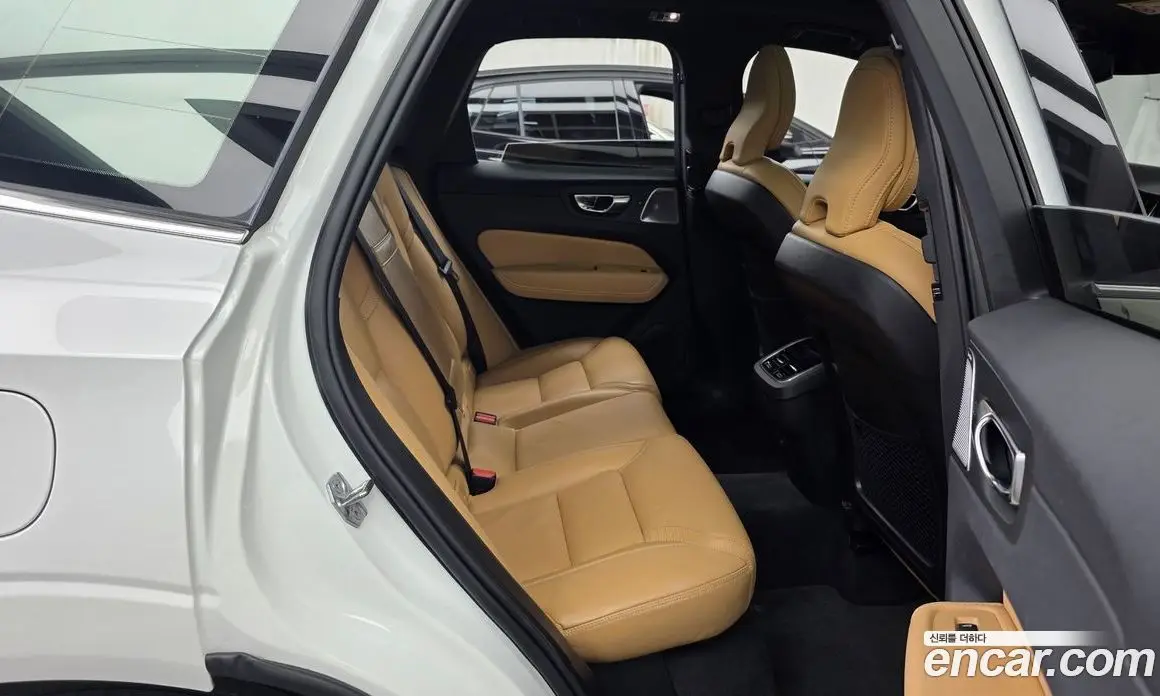 Volvo XC60 2021 2.0 автомат (гидро), фото 18