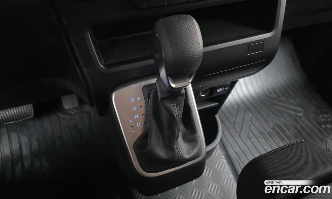 Hyundai Staria 2023 2.2 автомат (гидро), фото 12