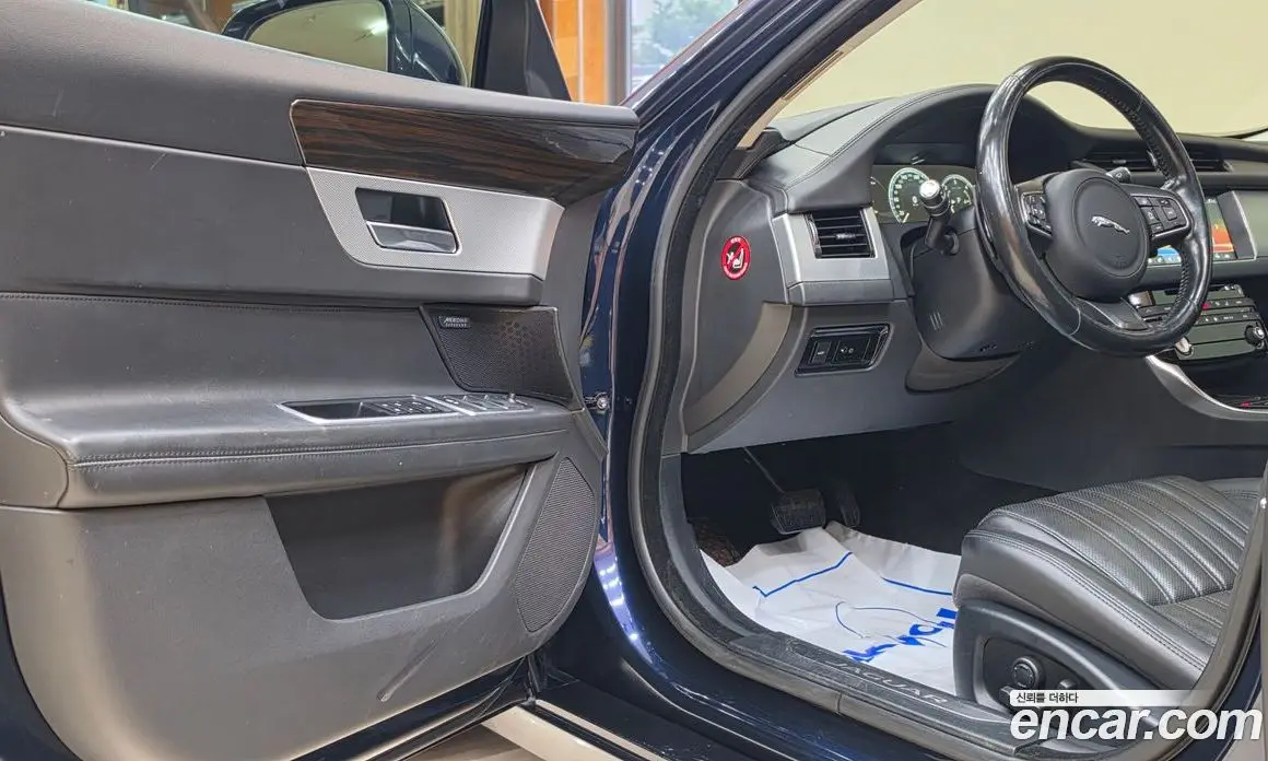 Jaguar XF 2017 2.0 автомат (гидро), фото 14