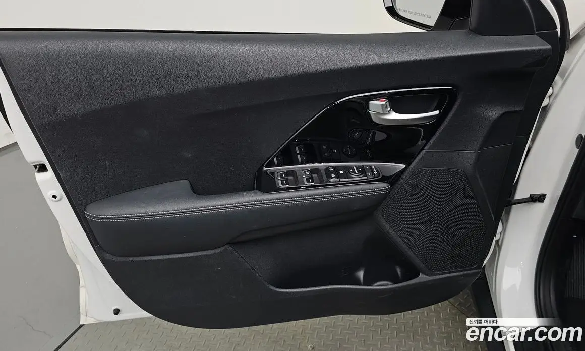 Kia Niro 2021 1.6 автомат (гидро), фото 13