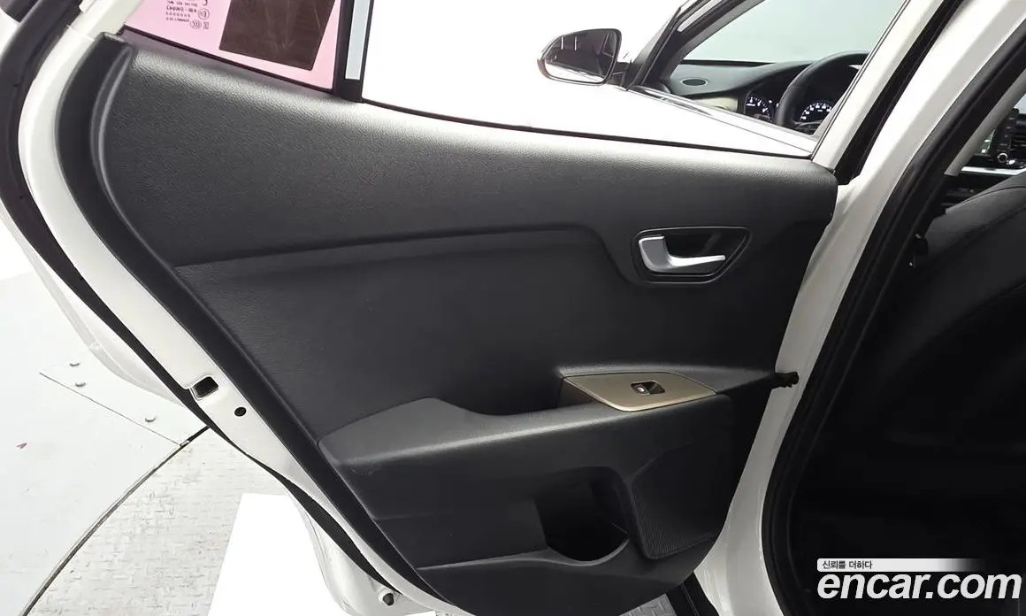 Kia Stonic 2019 1.4 автомат (гидро), фото 15