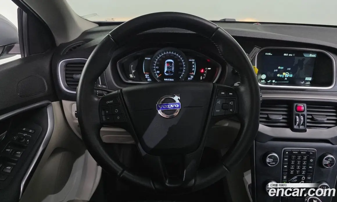 Volvo V40 2016 2.0 автомат (гидро), фото 13