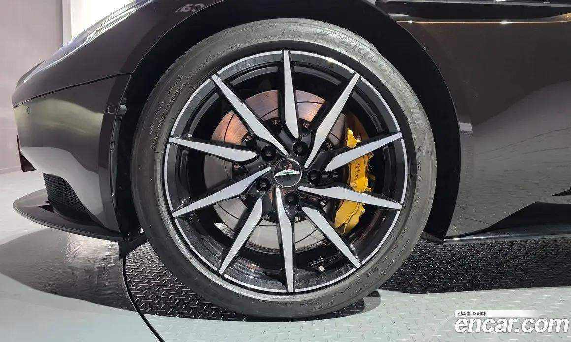 Aston Martin DB11 2020 4.0 автомат (гидро), фото 5