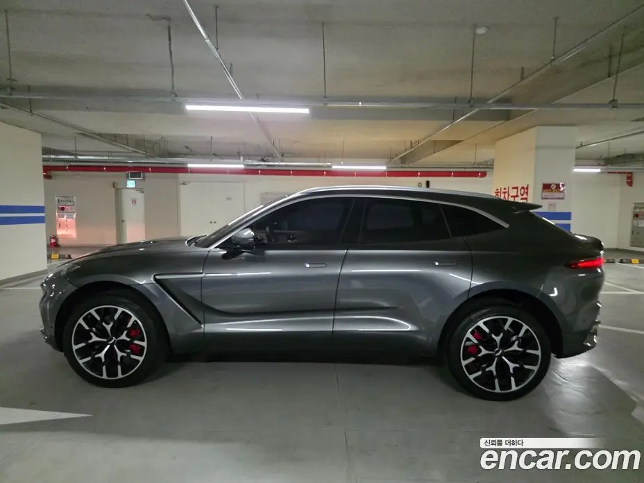Aston Martin DBX 2021 4.0 автомат (гидро), фото 3