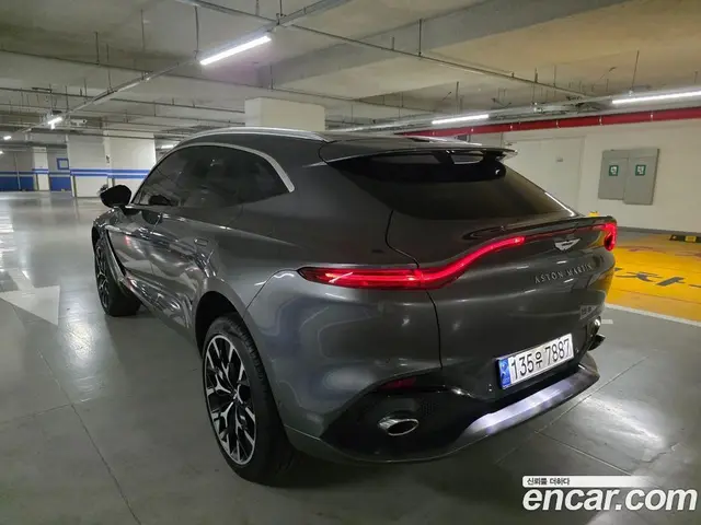 Aston Martin DBX 2021 4.0 автомат (гидро), миниатюра 4
