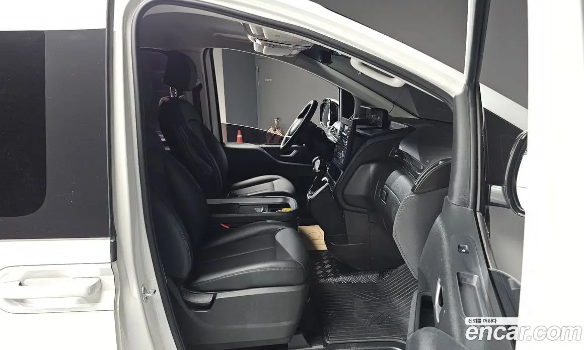 Hyundai Staria 2023 2.2 автомат (гидро), фото 16