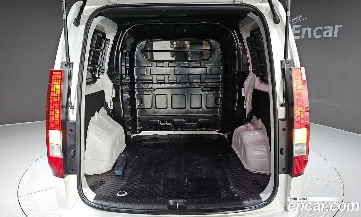 Hyundai Staria 2023 2.2 автомат (гидро), фото 22