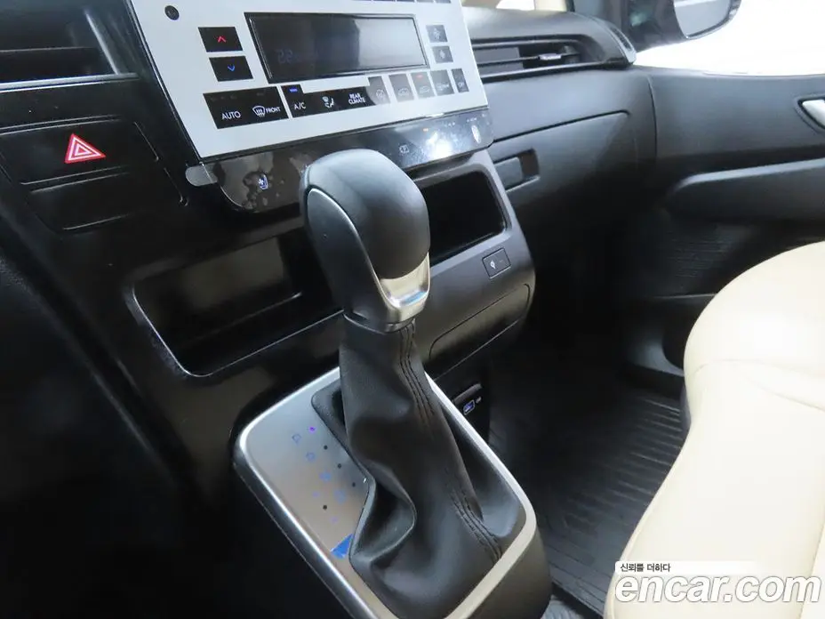 Hyundai Staria 2023 2.2 автомат (гидро), фото 12