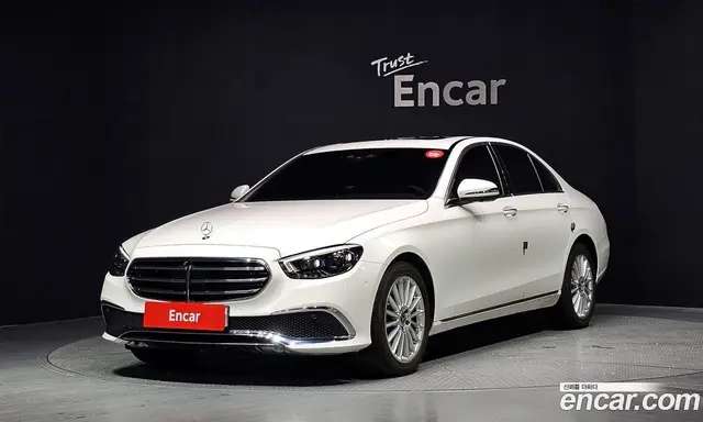 Mercedes-Benz E-Class 2023 2.0 автомат (гидро), миниатюра 1