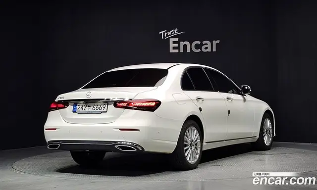 Mercedes-Benz E-Class 2023 2.0 автомат (гидро), миниатюра 2