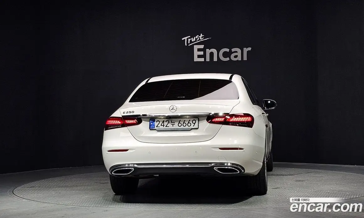 Mercedes-Benz E-Class 2023 2.0 автомат (гидро), фото 4