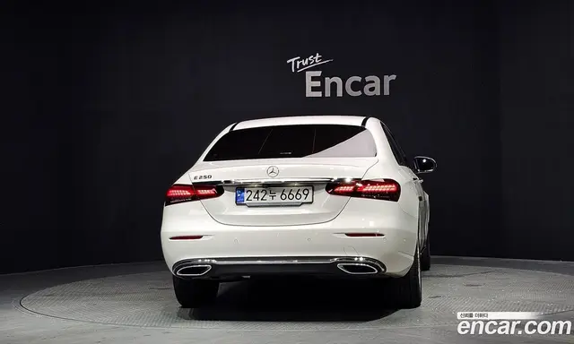 Mercedes-Benz E-Class 2023 2.0 автомат (гидро), миниатюра 4