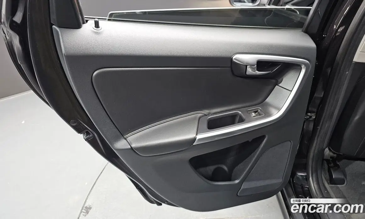 Volvo XC60 2017 2.0 автомат (гидро), фото 15