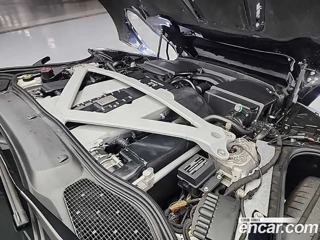 Aston Martin DB11 2017 5.2 автомат (гидро), миниатюра 5