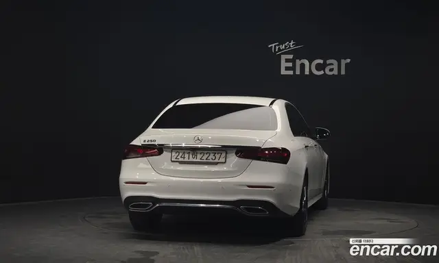 Mercedes-Benz E-Class 2022 2.0 автомат (гидро), миниатюра 4