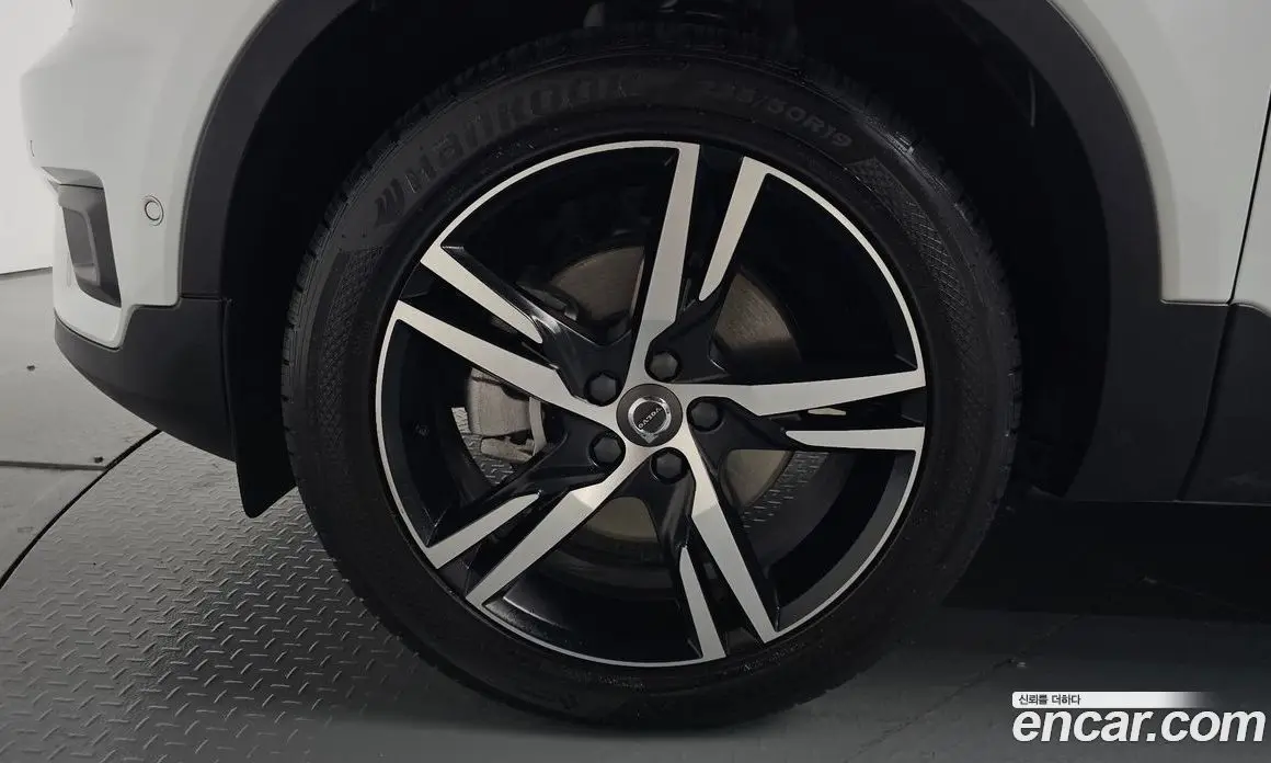 Volvo XC40 2018 2.0 автомат (гидро), фото 4