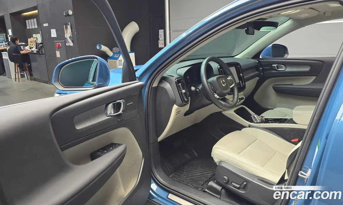 Volvo XC40 2025 2.0 автомат (гидро), фото 13
