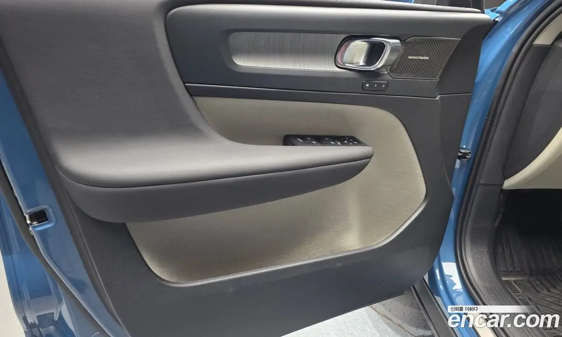 Volvo XC40 2025 2.0 автомат (гидро), фото 14
