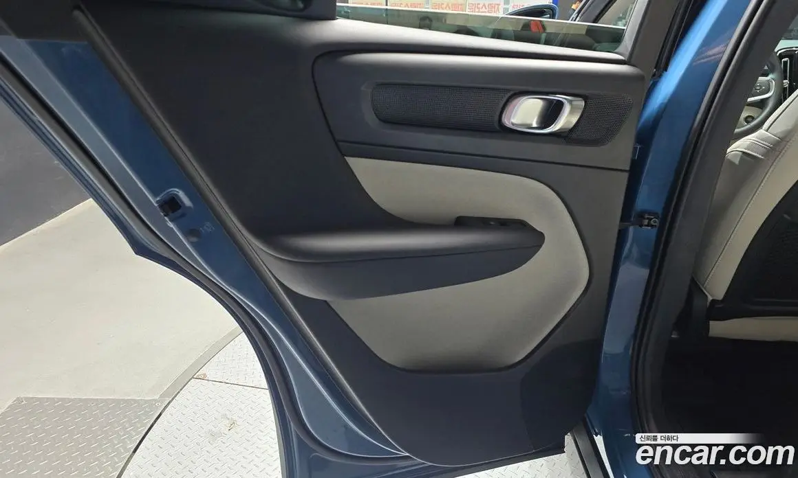Volvo XC40 2025 2.0 автомат (гидро), фото 15