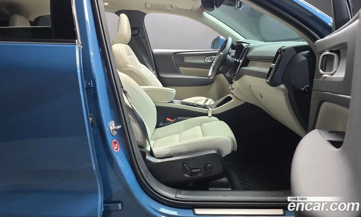 Volvo XC40 2025 2.0 автомат (гидро), фото 16