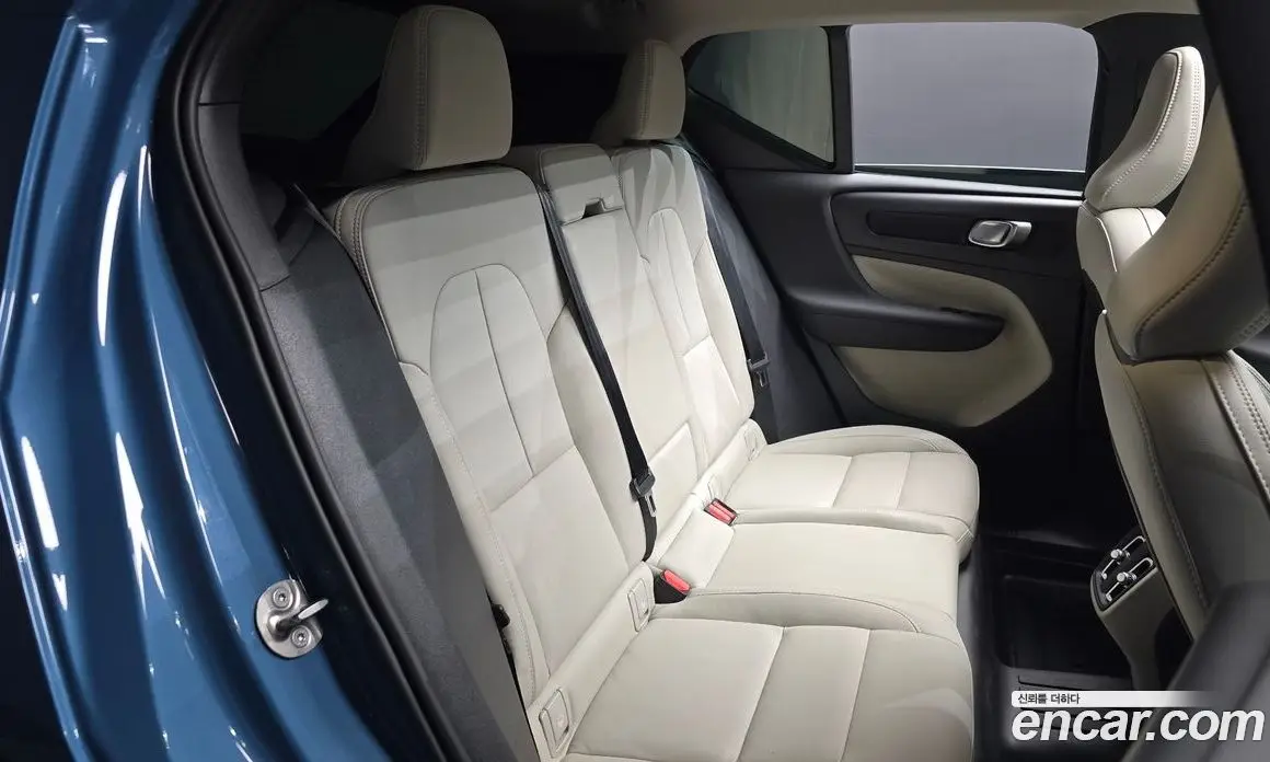 Volvo XC40 2025 2.0 автомат (гидро), фото 17