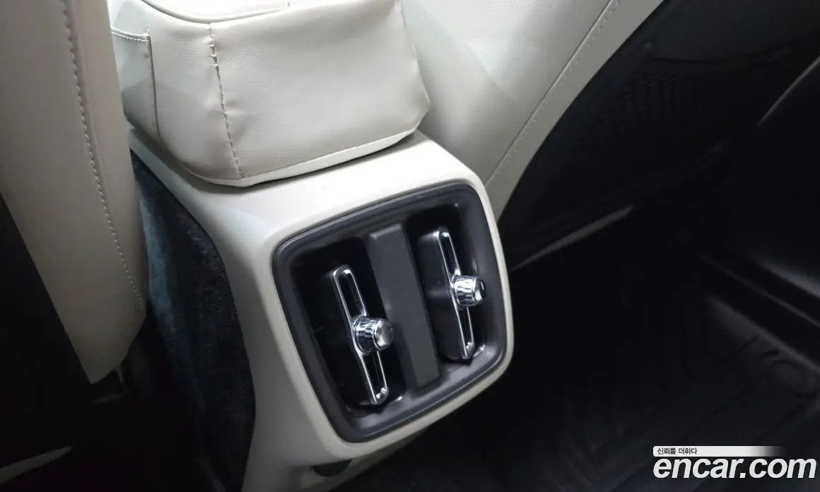 Volvo XC40 2025 2.0 автомат (гидро), фото 27
