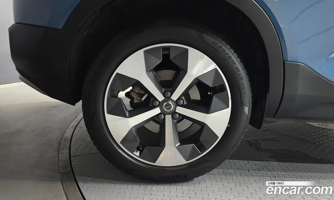 Volvo XC40 2025 2.0 автомат (гидро), фото 5