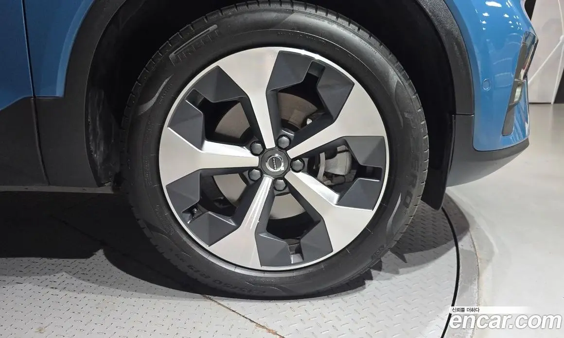 Volvo XC40 2025 2.0 автомат (гидро), фото 7