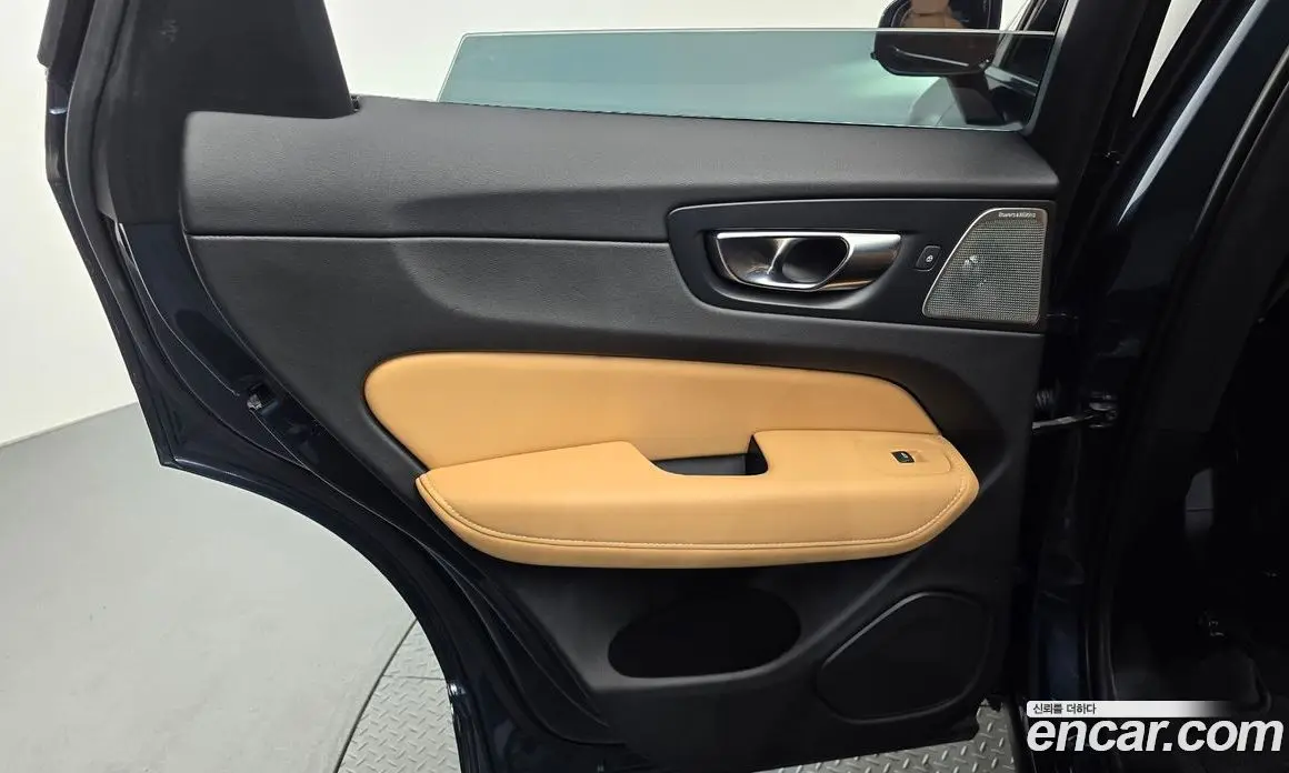 Volvo XC60 2021 2.0 автомат (гидро), фото 15