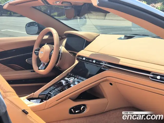 Aston Martin DB12 2025 4.0 автомат (гидро), миниатюра 11