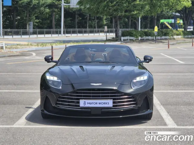Aston Martin DB12 2025 4.0 автомат (гидро), миниатюра 3