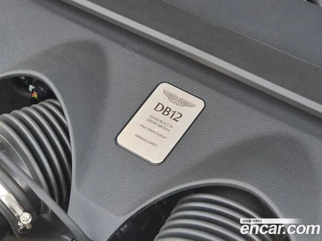 Aston Martin DB12 2025 4.0 автомат (гидро), миниатюра 6