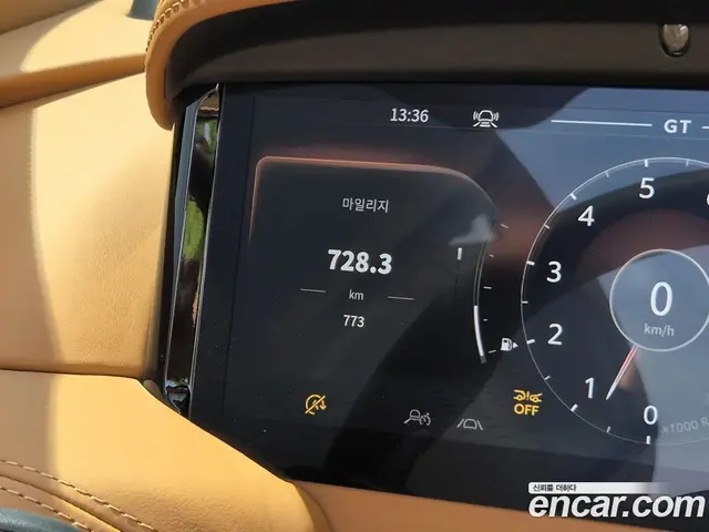 Aston Martin DB12 2025 4.0 автомат (гидро), миниатюра 8