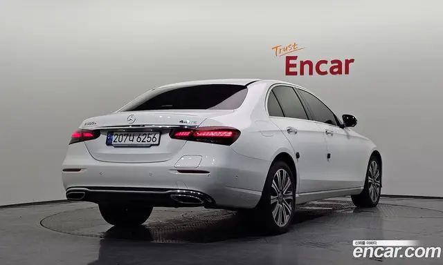 Mercedes-Benz E-Class 2023 2.0 автомат (гидро), миниатюра 2