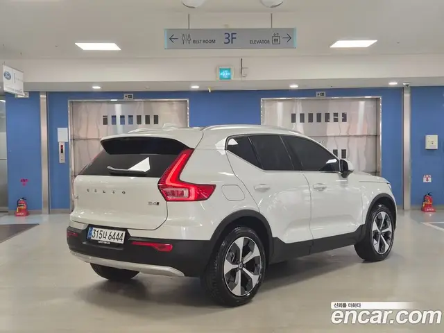 Volvo XC40 2025 2.0 автомат (гидро), миниатюра 2