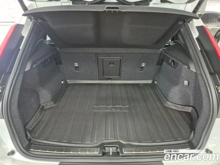Volvo XC40 2025 2.0 автомат (гидро), фото 17