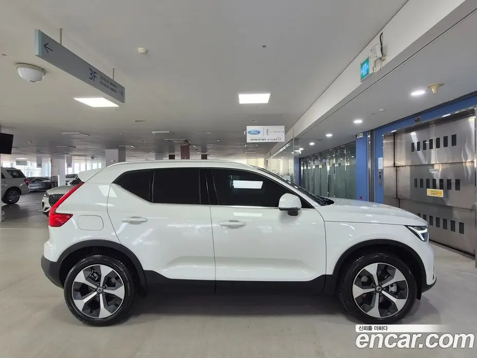 Volvo XC40 2025 2.0 автомат (гидро), фото 19
